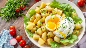 découvrez notre délicieuse recette de salade tiède, mêlant pommes de terre fondantes, œuf mollet crémeux et yaourt onctueux. un plat savoureux et équilibré qui vous rendra accro à chaque bouchée !