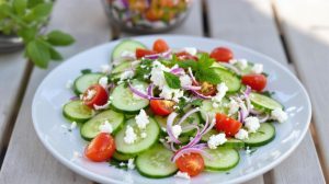 découvrez notre recette innovante de salade concombre-feta, où un fromage italien unique apporte une touche savoureuse et originale. parfaite pour vos repas d'été, cette salade fraîche et colorée saura ravir vos papilles. à essayer absolument !