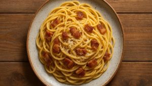 Plat de pâtes à la carbonara authentique avec guanciale et pecorino, sans crème