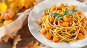 savourez un plat automnal réconfortant avec nos spaghettis à la courge butternut rôtie et à la sauge, une recette gourmande qui allie douceur, parfum et simplicité pour réchauffer vos repas.